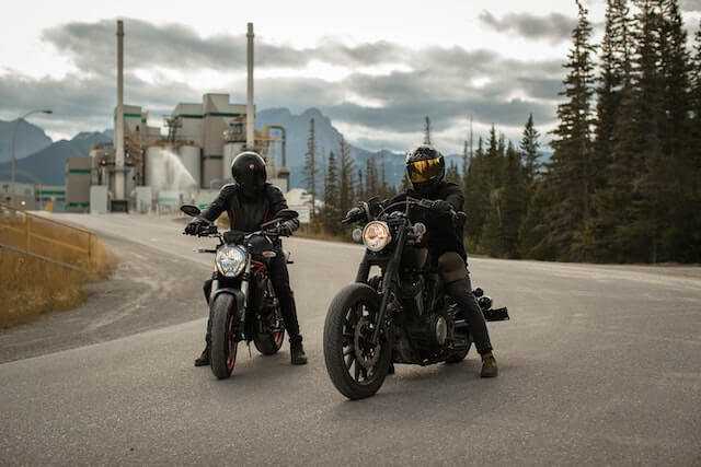 Gravida andando de moto com equipamento de proteção