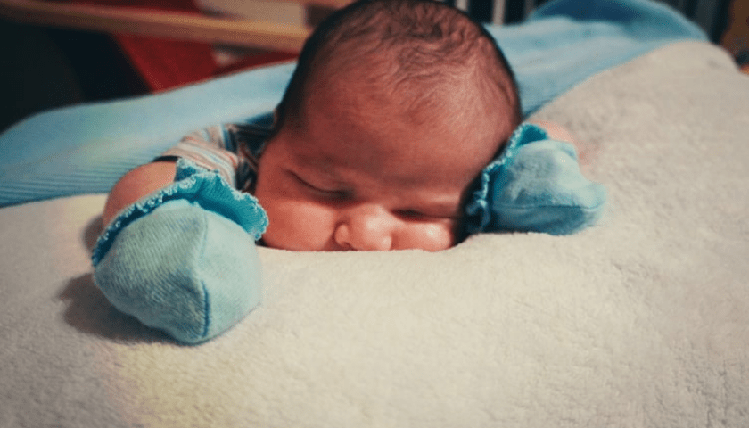 bebe dormir de barriga para baixo