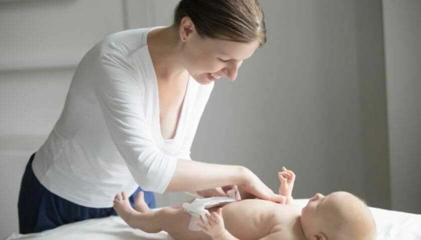 mamãe trocando fralda do bebê