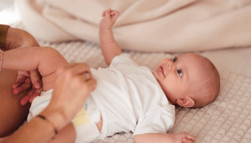 mamãe trocando fralda do bebê