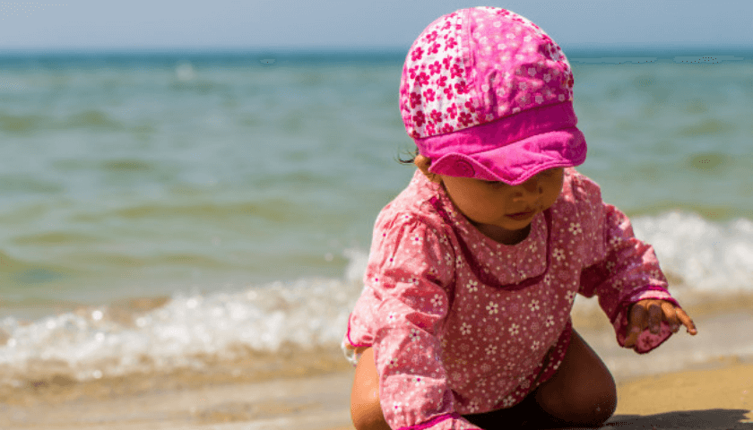 com quantos meses o bebê começa engatinhar