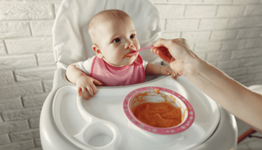 Como e quando deve ser feita a introdução alimentar do bebê 