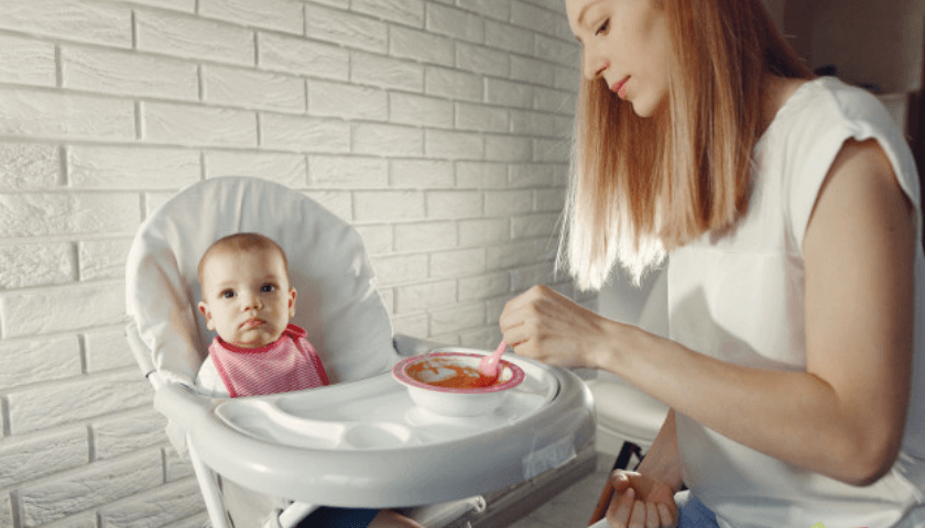 Como e quando deve ser feita a introdução alimentar do bebê