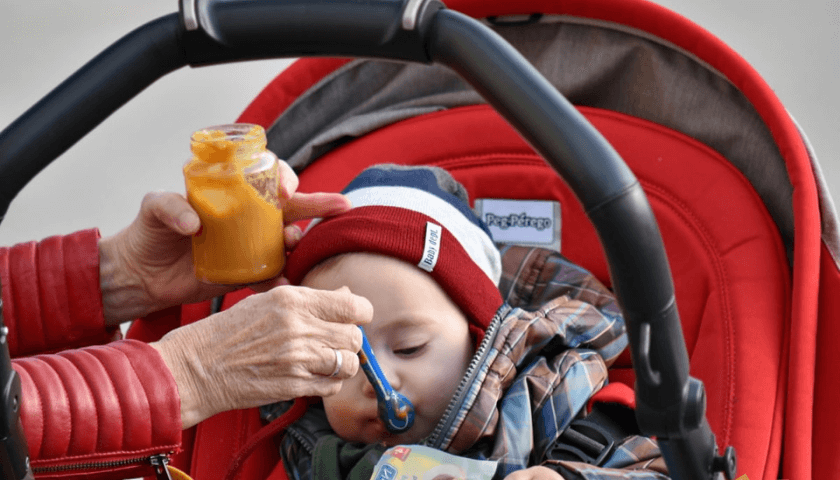 Como e quando deve ser feita a introdução alimentar do bebê