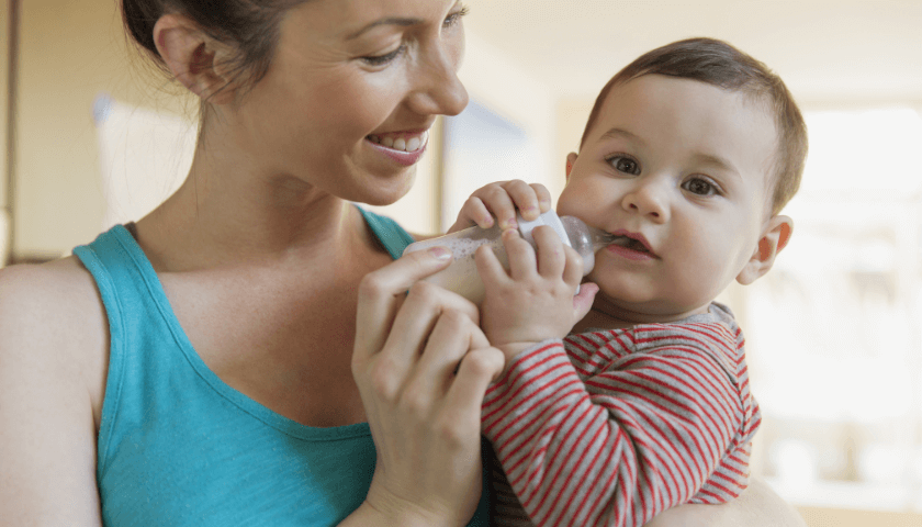 Mamãe com bebê com mamadeira Anticólica e Antirefluxo