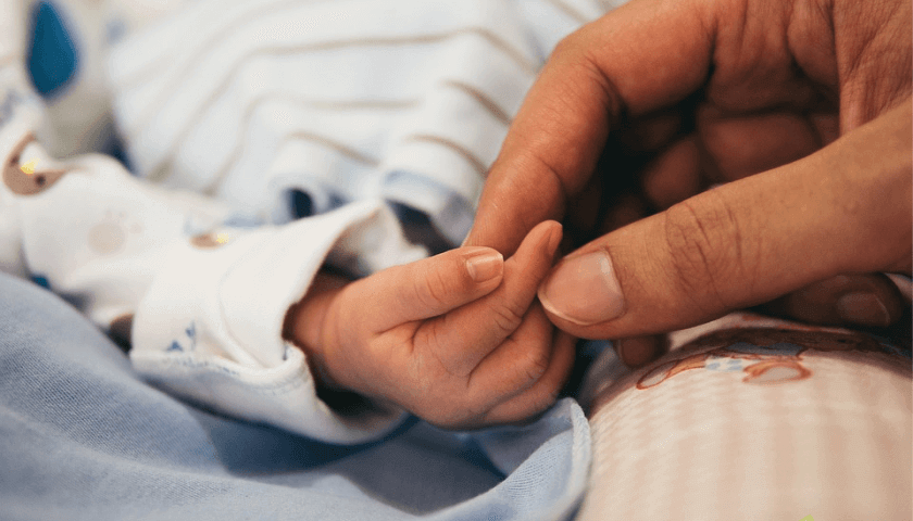 mamãe segurando a mão do bebê, texto maternidade