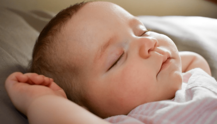 qual a melhor posição para o bebê recém-nascido dormir