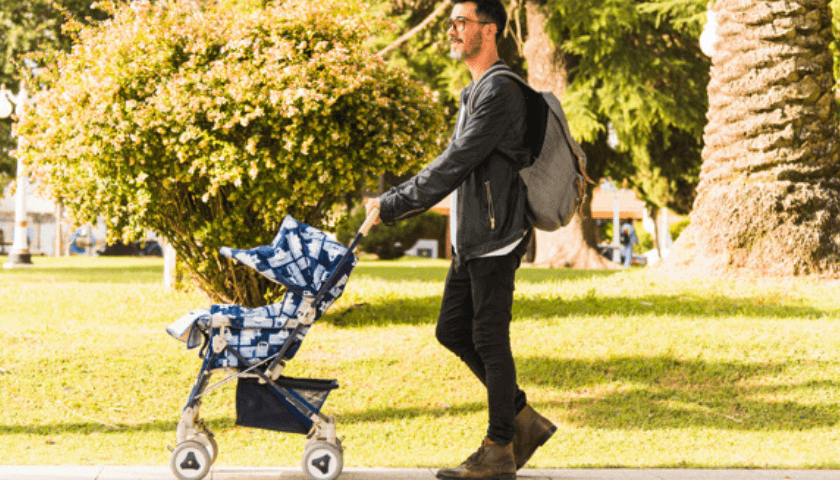 papai passeando com bebê no carrinho de bebê 