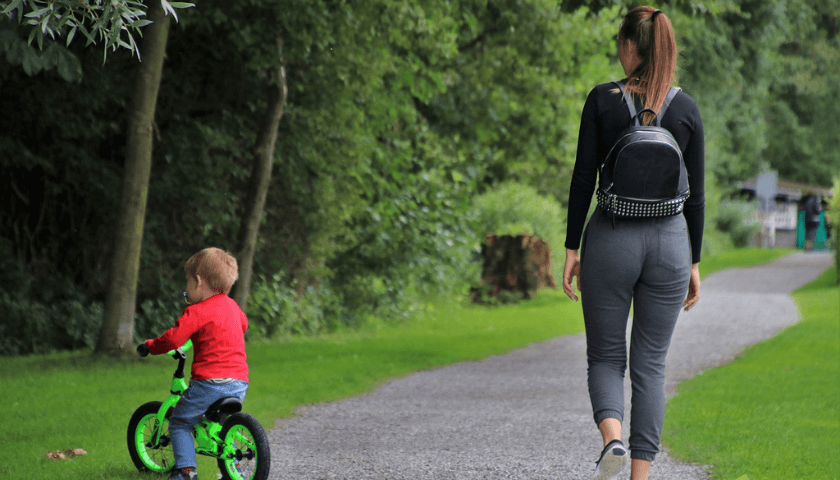 Mamãe caminhando com o filho pequeno 