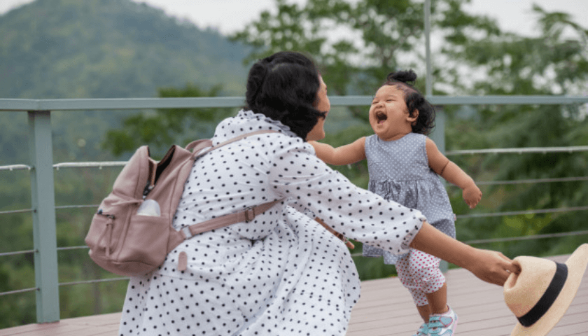 mamãe abraçando sua filha