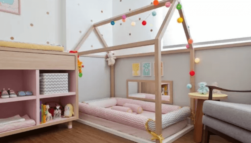 Móveis montessorianos no na decoração do quarto de bebê menina